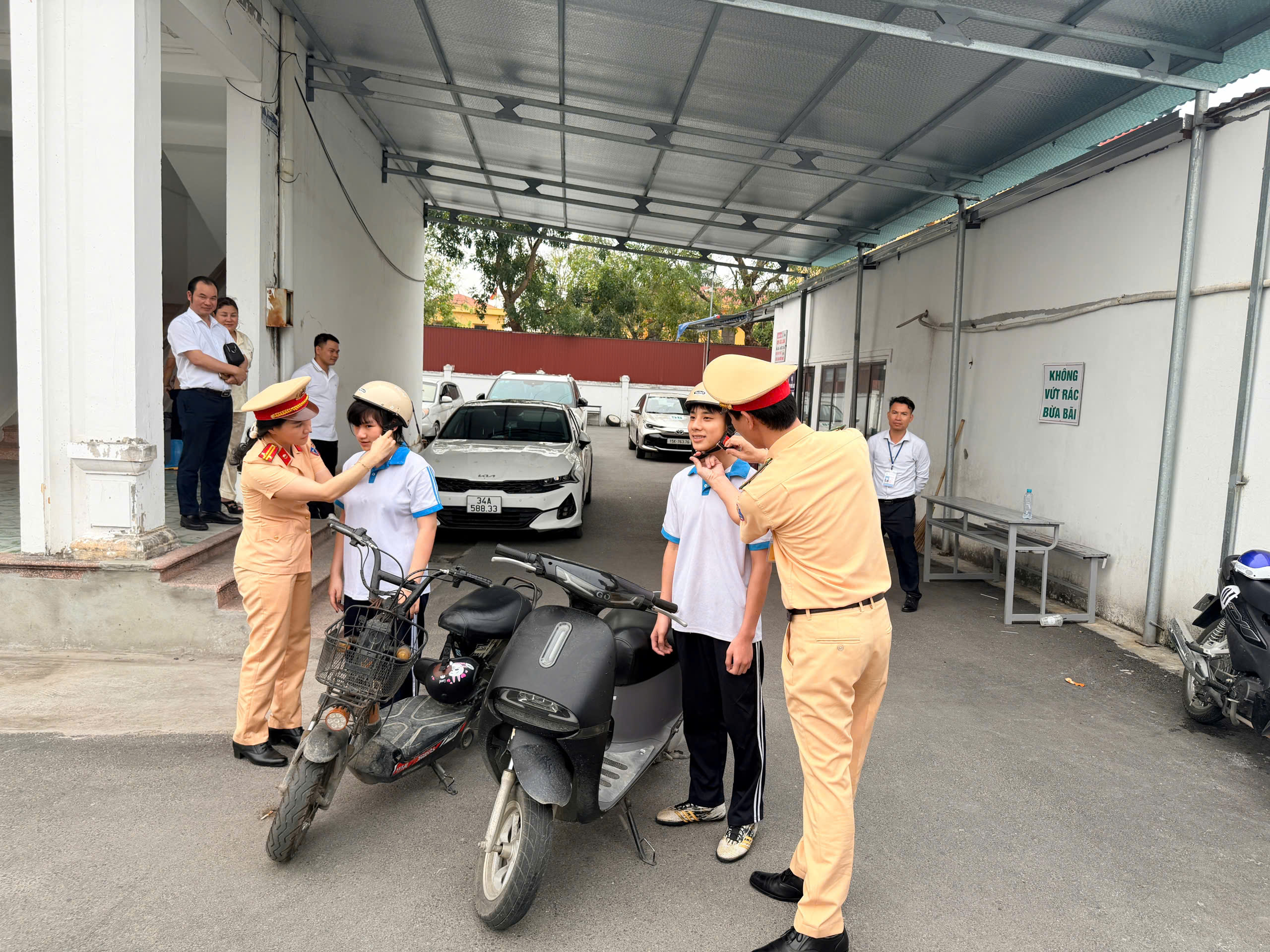 Đội sát hạch cấp giấy phép lái xe, Phòng Cảnh sát giao thông: Hướng dẫn kỹ năng lái xe an toàn và phổ biến kiến thức pháp luật về trật tự an toàn giao thông tại trường THPT Phan Bội Châu.